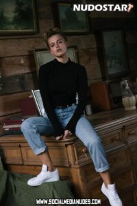 Karolina Pisarek Female Bisexual Medium Breasts Caucasian